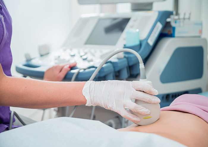 Phương pháp siêu âm thai qua ổ bụng được thực hiện ngoài da