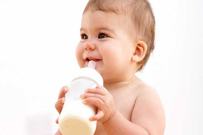 Sử dụng bình sữa dung tích phù hợp, bé phát triển tốt, mẹ yên tâm