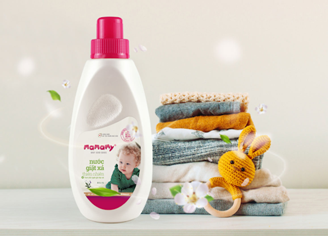 Sử dụng nước giặt xả thiên nhiên để làm sạch quần áo cho con trước khi xếp vào tủ