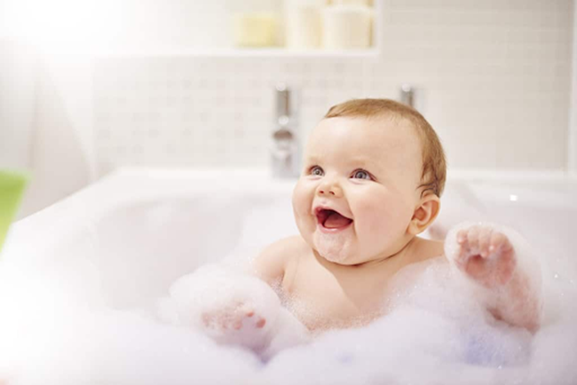 Sữa tắm gội chuyên dụng cho trẻ sơ sinh có thành phần hoàn toàn từ thiên nhiên, an toàn với làn da nhạy cảm của bé 