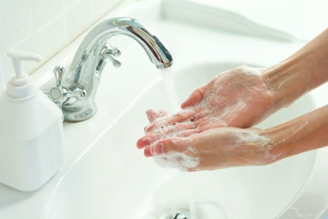 Trước khi thực hiện vệ sinh rốn cho bé, mẹ cần rửa sạch tay và đeo găng tay vô trùng