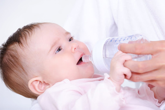 Uống nước sau ăn dặm giúp bé làm sạch khoang miệng