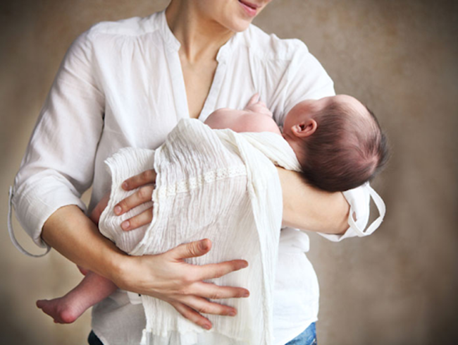 Đối với trẻ sơ sinh từ 1 đến 2 tháng tuổi, mẹ bế trẻ nằm ngang.
