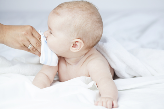 5 cách rửa hút mũi cho bé sơ sinh bị sổ mũi mau khỏi