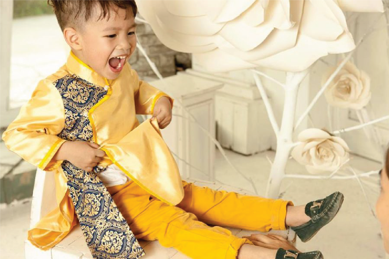 Áo dài Tết cho bé trai 2022: Tuyển tập bí kíp mua áo dài cho bé trai tặng mẹ