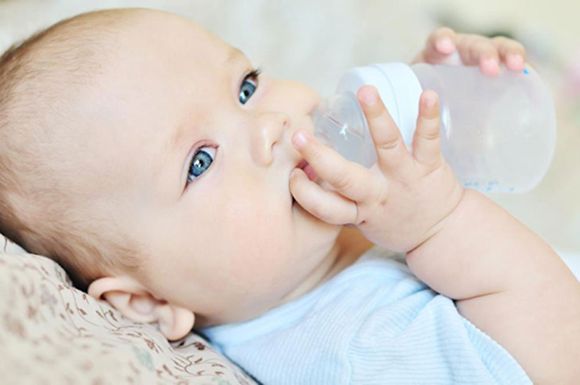 Bé không chịu uống nước do mùi vị của nước khác mùi vị của sữa mà bé vẫn đang ăn, khiến bé không quen