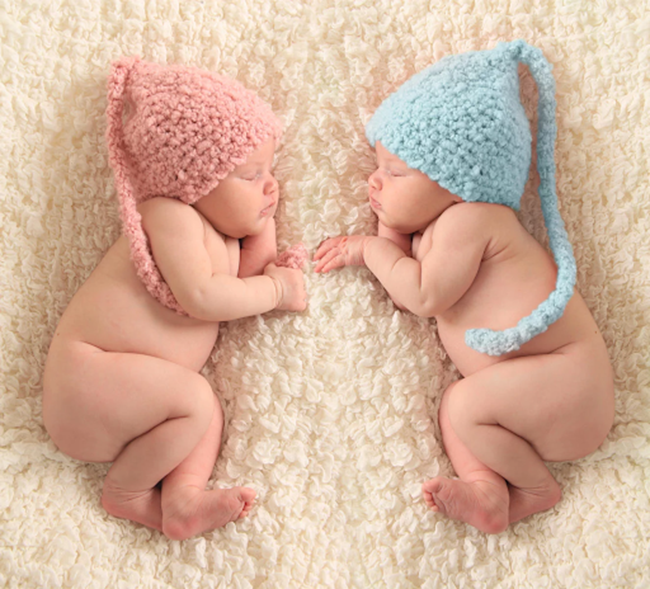 Bé sinh đôi thường nhẹ cân hơn so với bé được  sinh 1 thai