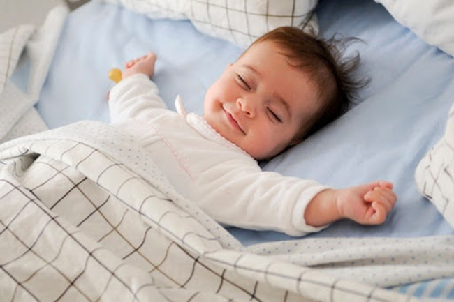 7 Cách đánh thức trẻ sơ sinh ngủ ngày li bì dậy bú hiệu quả