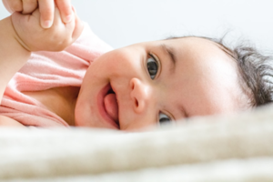 Cách rơ lưỡi cho trẻ sơ sinh: 5 sai lầm mẹ bỉm thường mắc phải