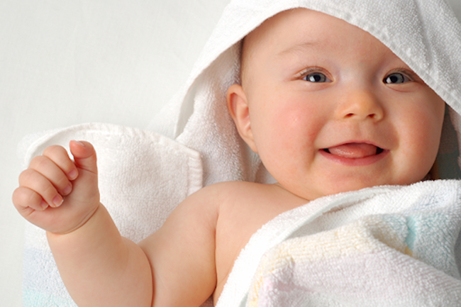 Chú ý luôn giữ ấm cho bé khi tắm và lau thật khô người con trước khi mặc quần áo 