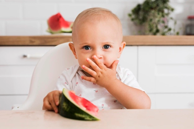 Trẻ 6 tháng ăn được trái cây gì và những sai lầm đáng tiếc