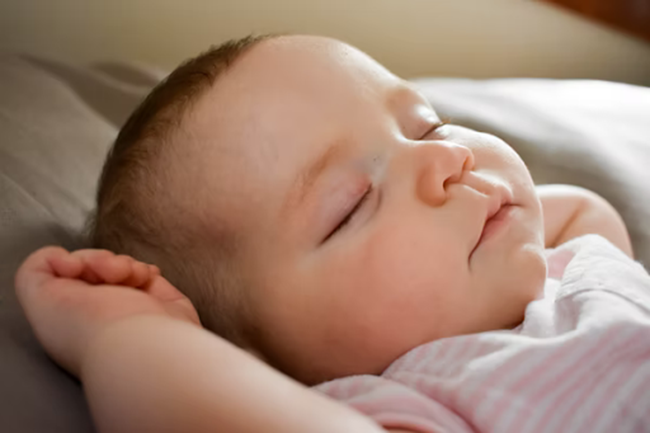 Không cho bé uống nước ngay trước khi đi ngủ vì dễ gây gián đoạn giấc ngủ của bé