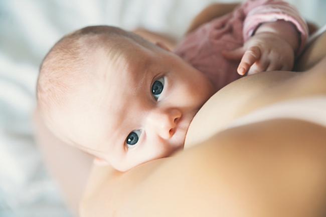 Lượng nước có trong sữa mẹ chiếm tới 80%, có thể đáp ứng mọi nhu cầu của bé khi bé khát