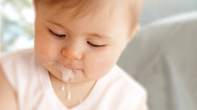 Nhiễm độc nước khiến bé hay buồn nôn và nôn