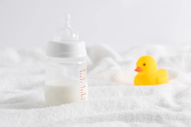 Núm ti cổ rộng giúp mẹ dễ dàng vệ sinh, tránh sữa bị rơi vãi ra ngoài khi pha sữa