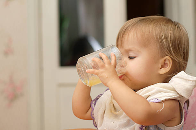 Nước ép hoa quả vừa bổ sung vừa cung cấp chất dinh dưỡng cho bé