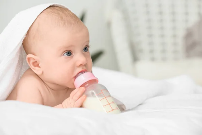 Sữa công thức có thể thay thế sữa mẹ cung cấp nước và các dưỡng chất cho bé