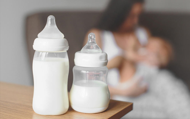 Sữa mẹ chứa nhiều chất chống viêm, kháng khuẩn và làm dịu da bé