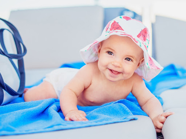 Tắm nắng mang lại lợi ích to lớn cho sự phát triển của bé 
