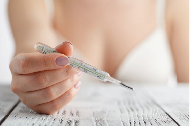 Dấu hiệu thai yếu 3 tháng đầu bao gồm sốt cao khi mang thai