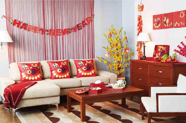 Trang trí sofa với gối tựa màu đỏ mang lại không khí tươi mới khi trang trí nhà ngày Tết