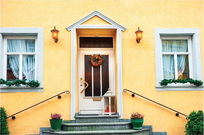 Trang hoàng cửa chính khi trang trí nhà ngày Tết sẽ thể hiện sự tôn trọng của mình với người ghé thăm nhà
