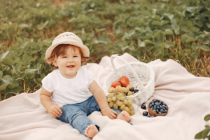 Trẻ 6 tháng ăn được trái cây gì? Cách chế biến và sai lầm thường gặp