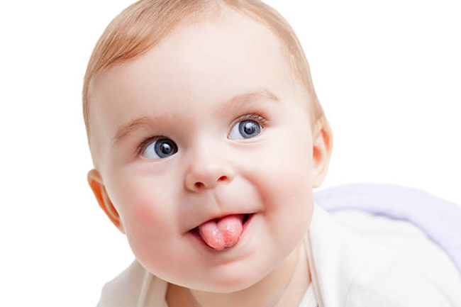 Trong tuổi ăn sữa, các bé cần được vệ sinh miệng, lưỡi hằng ngày để tránh cặn sữa bám và tưa lưỡi do nấm