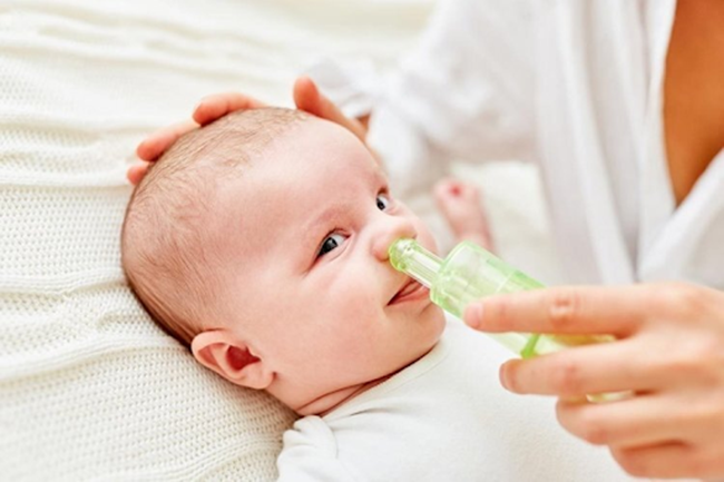 Vệ sinh khoang mũi cho bé sơ sinh bằng máy hút mũi 
