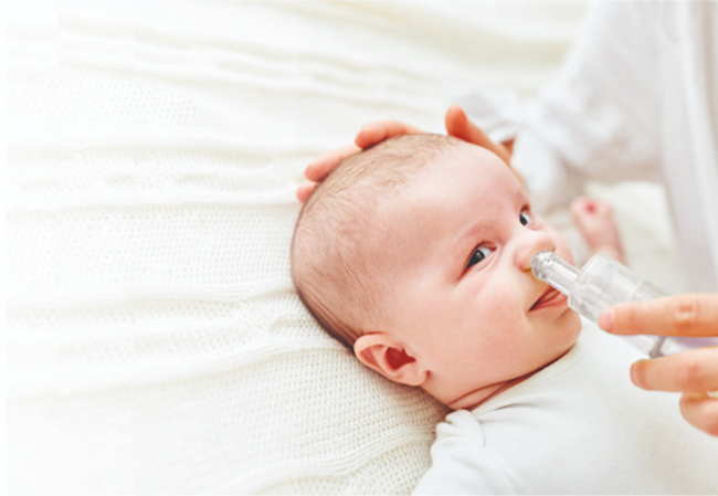 Vệ sinh mũi cho bé bằng dung dịch nước muối sinh lý NaCl 0,9%