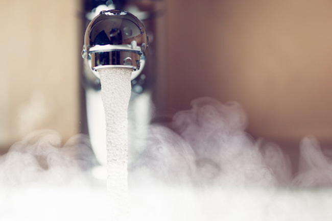 Xả nước nóng 5 phút để tạo hơi nước trong nhà tắm