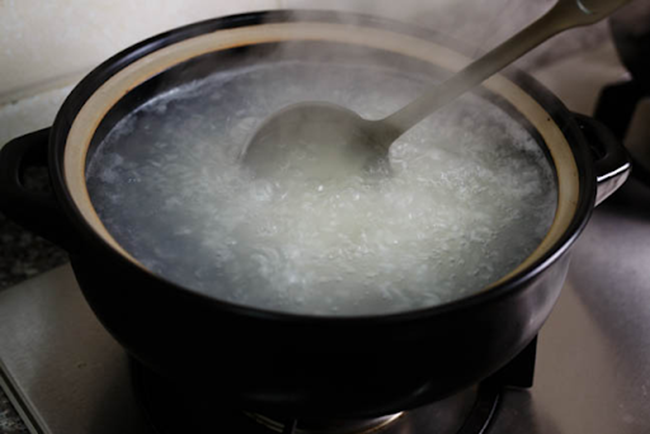 Chờ nước sôi, cho gạo vào nồi ninh nhừ 15 - 20 phút