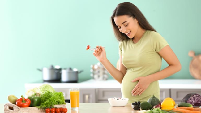 Mẹ cần phải bổ sung đầy đủ các các dưỡng chất quan trọng như vitamin D, canxi, đạm, sắt… để cải thiện chiều dài xương đùi thai nhi