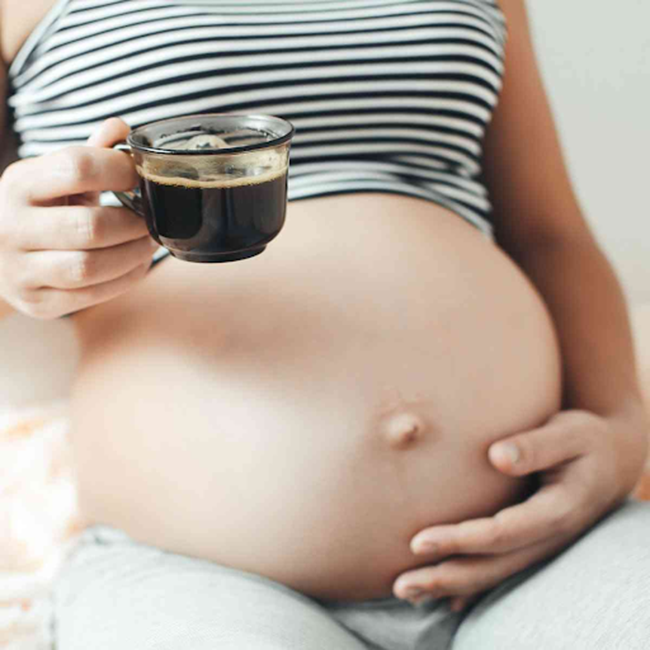 Mẹ có thể tiêu thụ 2 tách cà phê hoặc 3 tách trà, tương đương 140 ml mỗi ngày