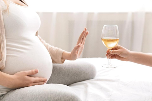 Mẹ không nên sử dụng rượu bia, các chất kích thích trong suốt thời gian mang thai