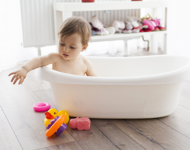 Ngâm hậu môn bé với nước ấm giúp bé đi vệ sinh dễ dàng hơn