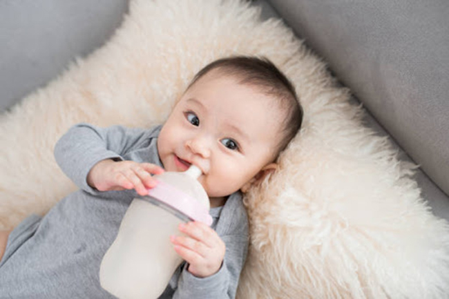 Sữa đóng vai trò dinh dưỡng quan trọng trong những năm tháng đầu đời của bé 