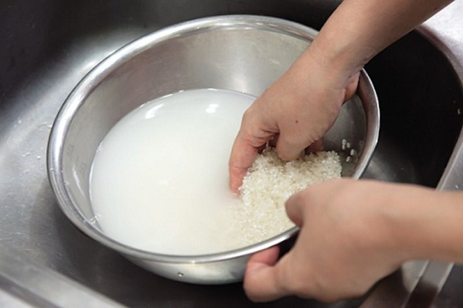 Vo gạo kỹ 2 lần với nước để loại bỏ tạp chất