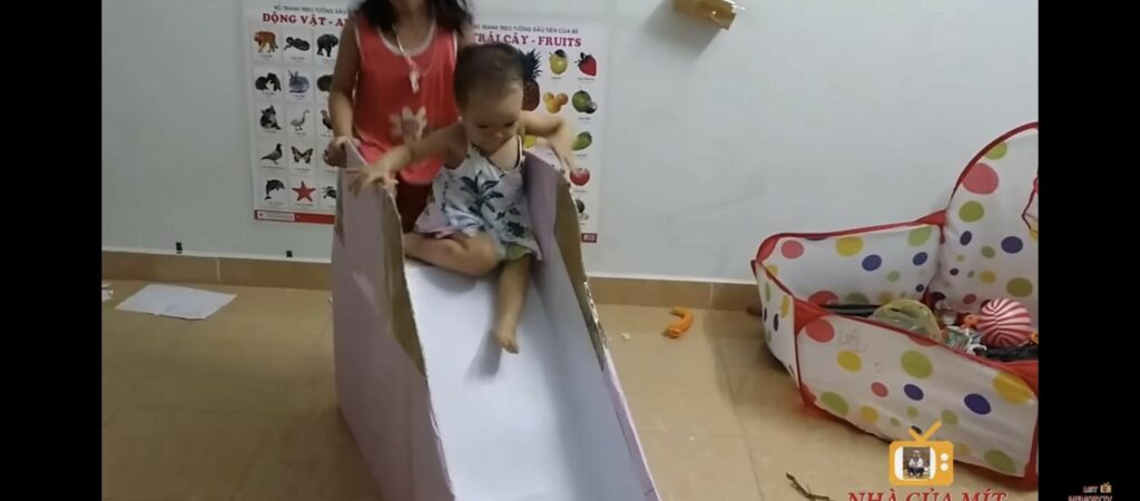 Làm cầu trượt từ hộp sữa cho bé