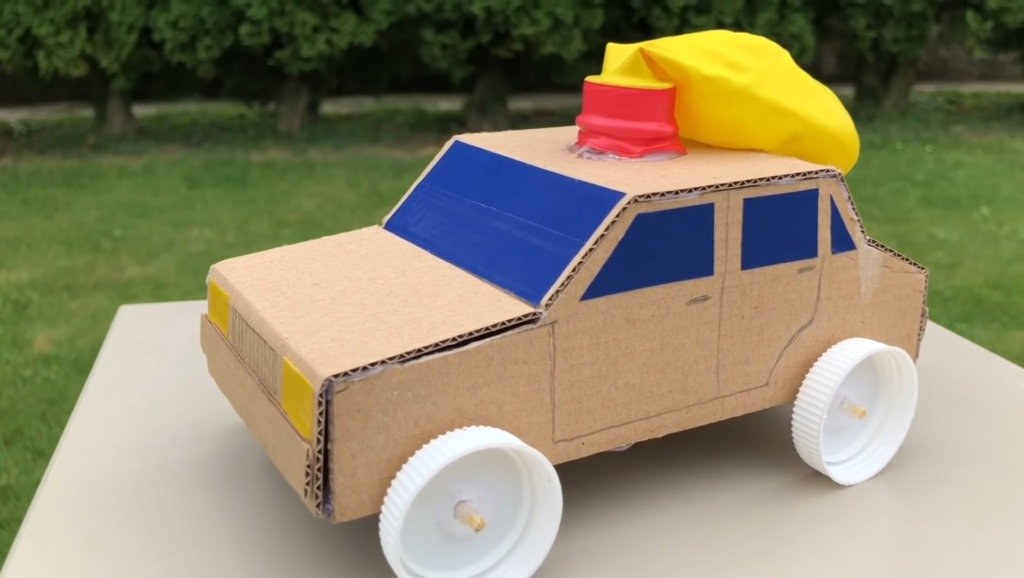 xe ô tô đồ chơi từ bìa cát tông