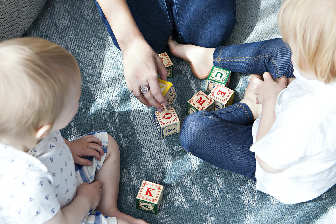Làm đồ chơi bằng hộp giấy: 6 cách làm đồ chơi tăng khả năng sáng tạo cho bé yêu tại nhà!
