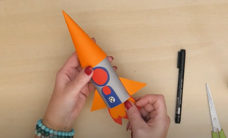 Tên lửa đồ chơi từ lõi giấy vệ sinh cho bé yêu thỏa sức sáng tạo