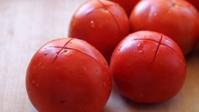Lột vỏ cà chua do chứa thuốc trừ sâu và gây khó tiêu