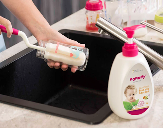 Luôn cọ rửa bình, núm ti với nước rửa bình chuyên dụng để hiệu quả kháng khuẩn được tối đa mẹ nhé!