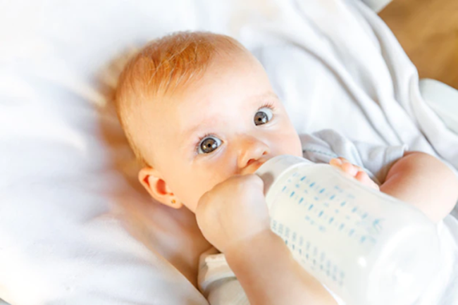 Rửa bình sữa cho bé sau khi ăn sẽ đơn giản khi mẹ có đủ các dụng cụ rửa bình chuyên dụng