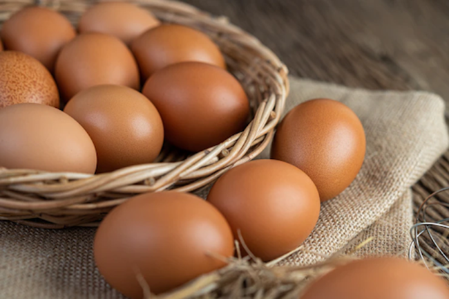 Bé sơ sinh nên ăn trứng gà khi nào?