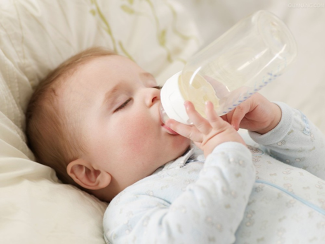 Cách đổi sữa cho bé nếu con sang giai đoạn phát triển mới