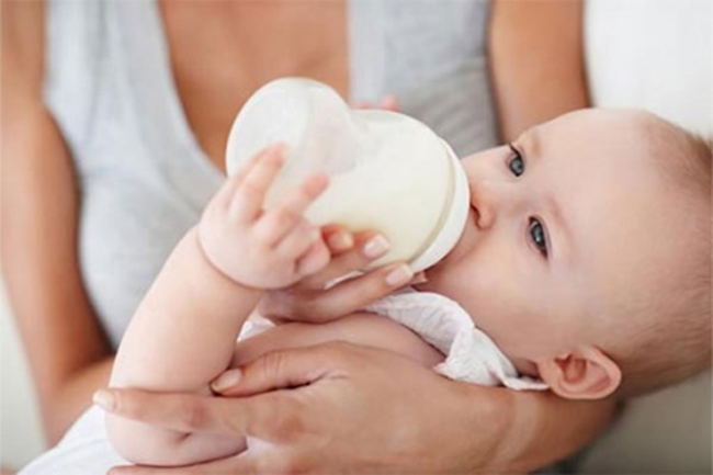 Cách đổi sữa cho bé ti sữa Mỹ