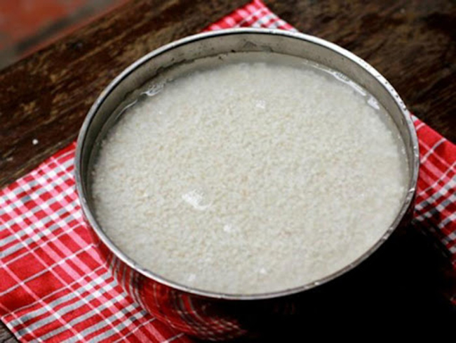 Mẹ ngâm gạo 30 phút trong nước sạch để hạt gạo trương nở đều