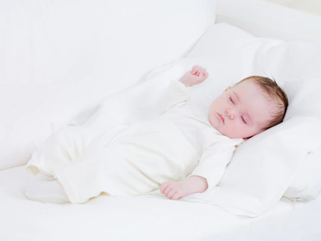 Uống sữa mẹ vào ban đêm giúp bé sơ sinh ngủ ngon hơn
